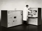 Gaskromatograf - masspektrometer. För separering och analys av biologiska substanser, i mängder ner till 1/100 000 000- dels gram. LKB-produkter AB, Bromma, 1965.