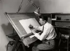 Man vid ritbord. Nora Tändrörsfabrik.