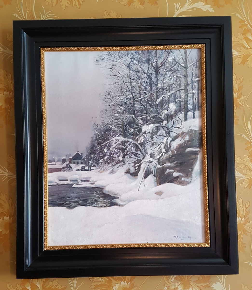 Oljemaleri av vintermotiv, sne, vann, trær og hus i bakgrunnen