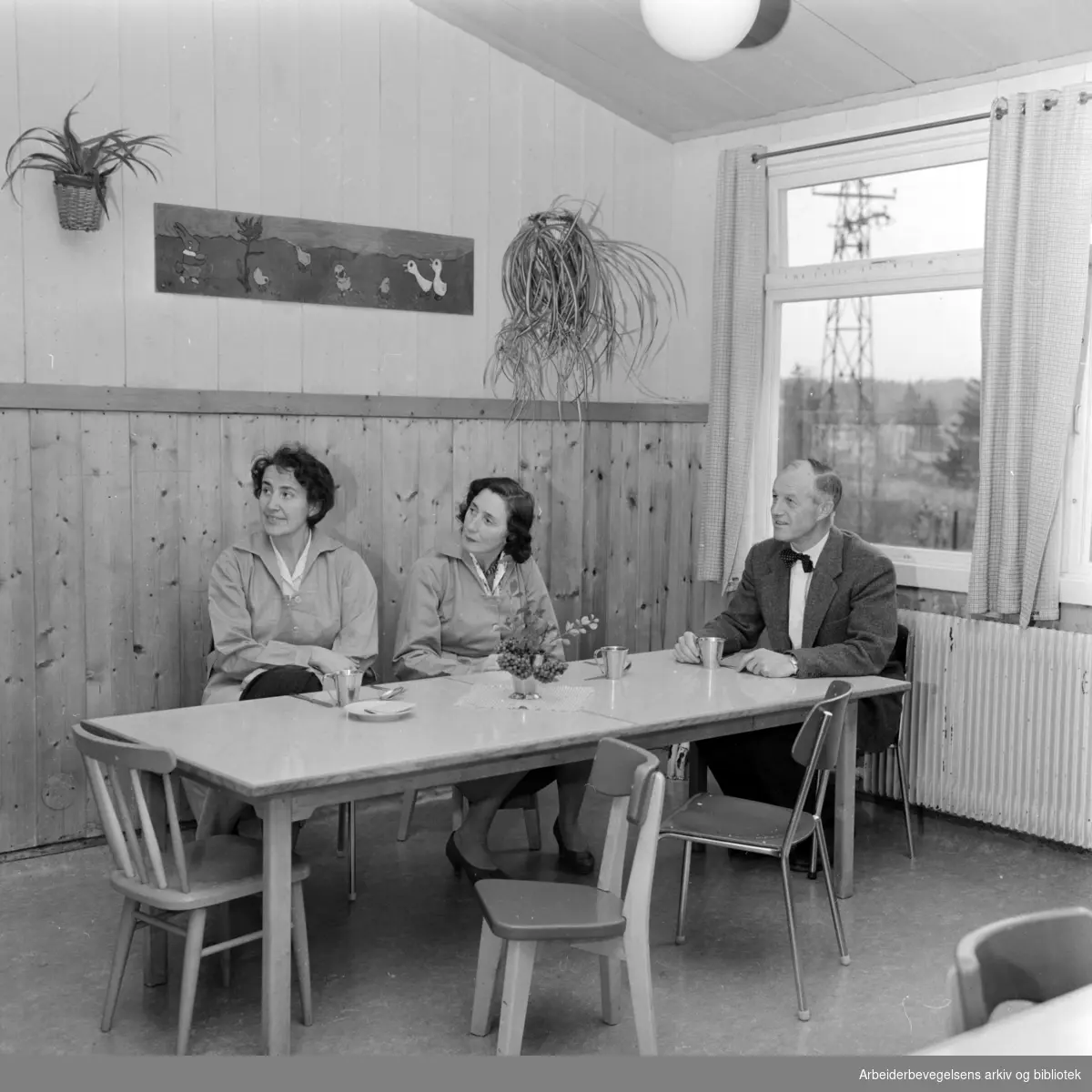 Sogn Behandlingshjem. T.h. overlege Hjalmar Wergeland, i midten, søster Hjørdis Haukebø. November 1958