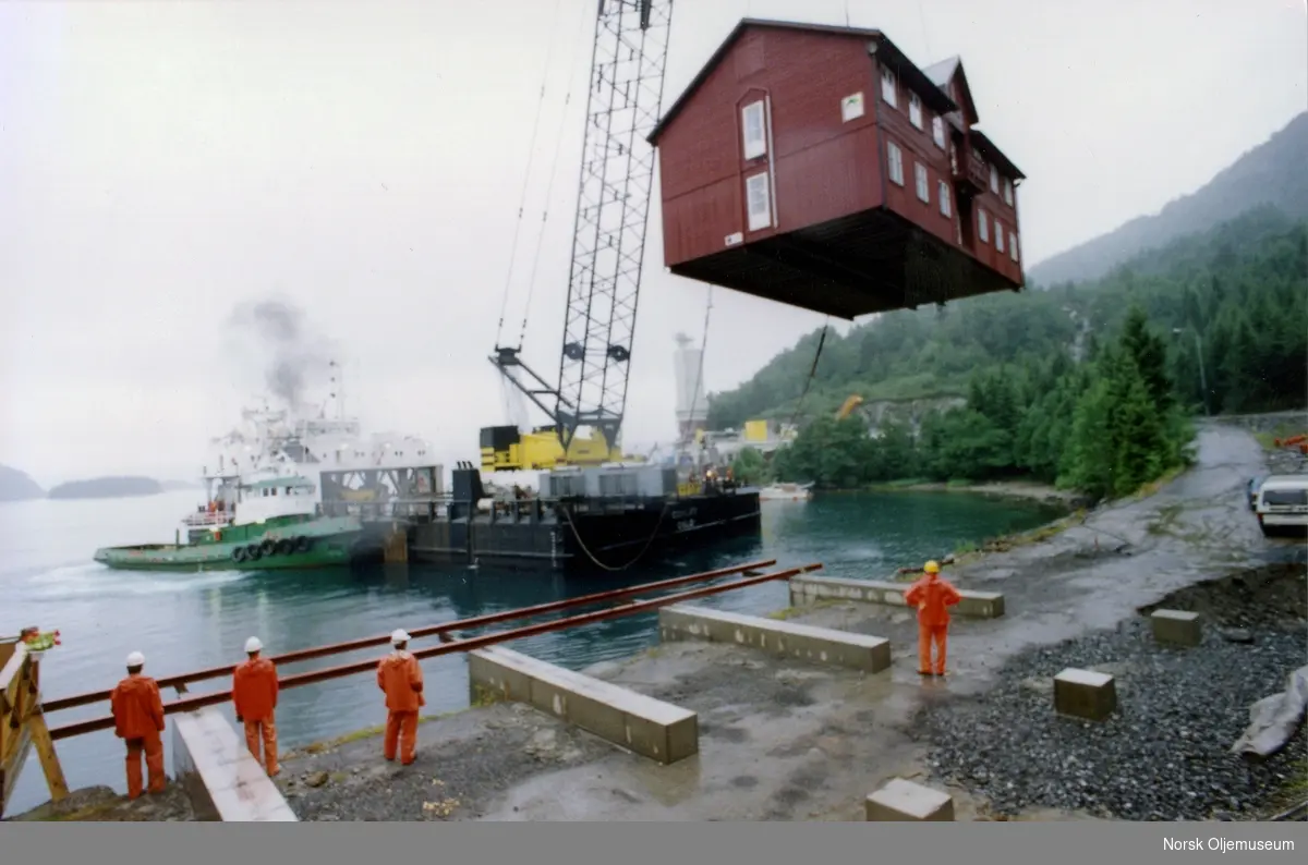 Draugen skal bygges ferdig i Yrkjefjorden i Vats, og da trengs det innkvartering og kontorfasiliteter for de ansatte.
Kranlekter kommer her med et helt hus som skal plasseres på land.