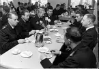 F6 Karlsborg. Julsamling 1967. Från vänster sida: Hagdahl, S Sjögren, A Andersson, E Linder. På höger sida: K Ögren, O Wallerstedt, B von Haugvitz, B Johansson. Albumet är en del av en donation från Karl-Axel Hansson, Karlsborg. Förteckning över hela donationen finns i albumet samt som Word-dokument.