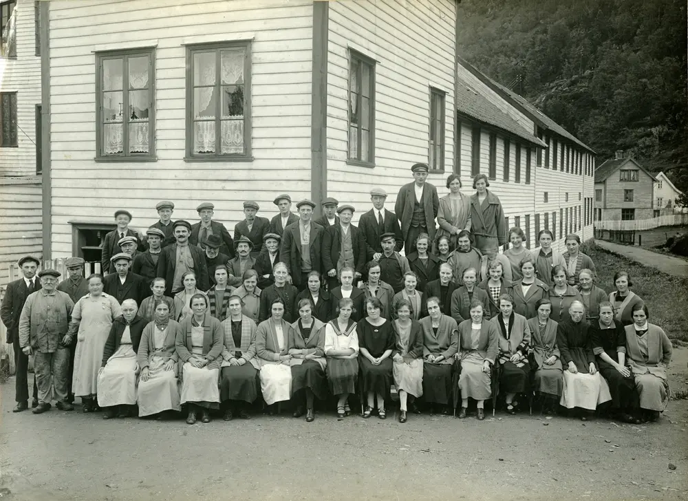 Arbeidarane ved Salhus Væverier i 1926.