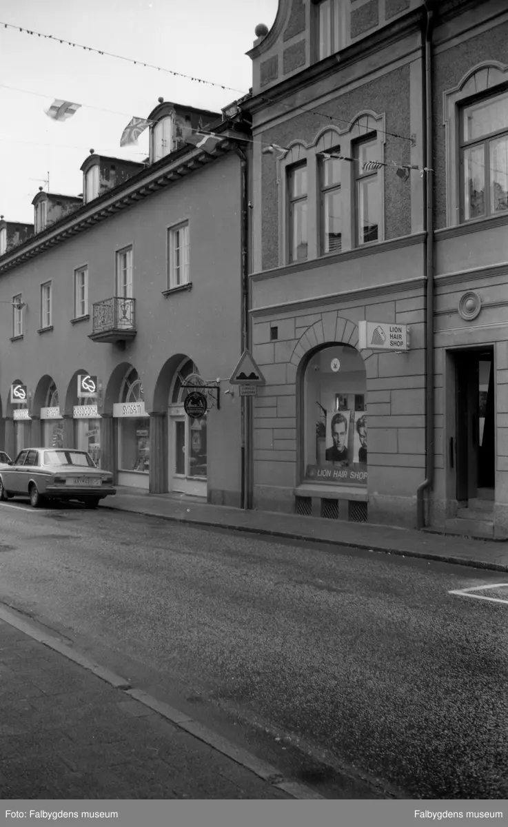 Fotodokumentation av systrarna Henrikssons konditori vid Storgatan. Sista öppethållandedagen 1991-09-10.