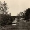 Vibyhyttan (Vibyggehyttan), Gästrikland.
Ruinen av den forna bergsmanshyttan, restaurerad och inrättad som minnesmärke av Torsåkers Hembygdsförening, invigd 14 juni 1942.