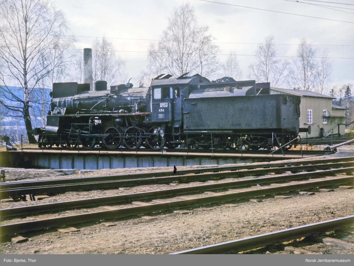 Ilgodstog 5705 er ankommet Lillehammer stasjon med El 13 2134 og hjelpelokomotiv type 26c nr. 434 - hvor hjelpelokomotivet kobles ut før retur som løslokomotiv til Hamar
