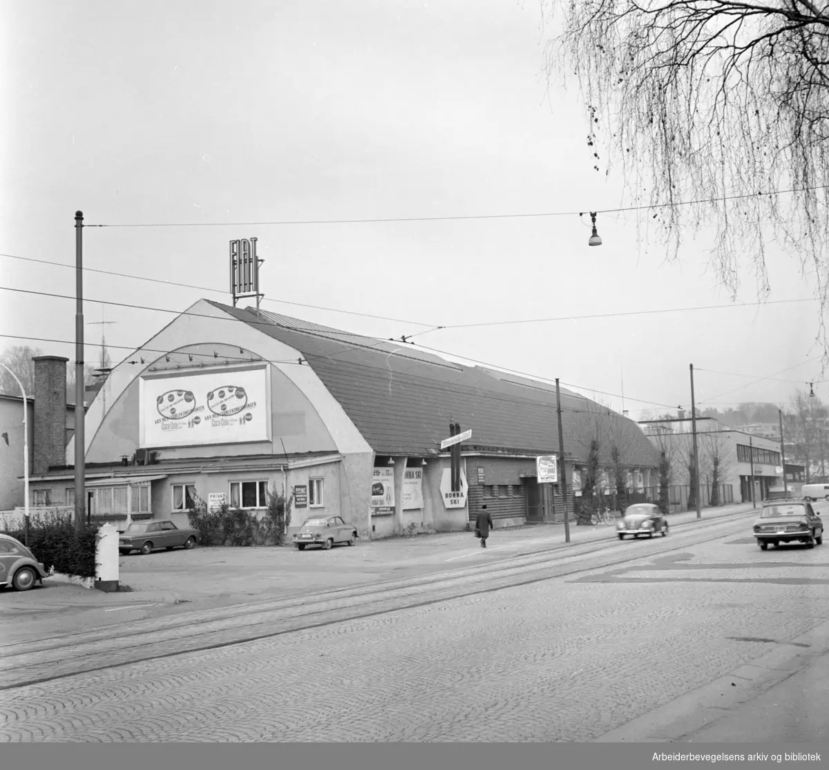 Skøyen. Tennishallen skal rives. November 1965