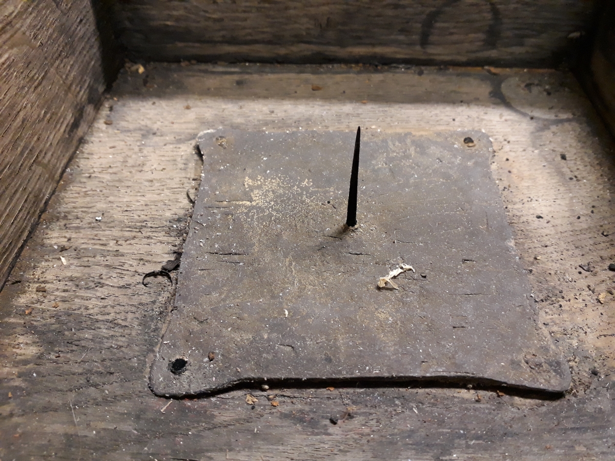 Kompass bärgad från Älvsnabbenvraket. Består av yttre trädåda med en inre låda upphängd i ett mässingsbeslag (se bilaga med rekonstruktion av kardanupphängningen). Ett av de äldsta kända kompasserna från handelsskepp från tidigt 1700-tal. 
Innerlåda för kompassupphängning. Lådan är hopsinkad av 11 mm tjocka brädor. Överkanten har en 5 mm fals för en glasskiva (4a) som låg intakt på lådan då den hittades.
I lådans botten är en kvadratisk blyplåt fastnitad för att hålla tyngdpunkten låg. i mitten av plåten upphängningsspets av mässing.