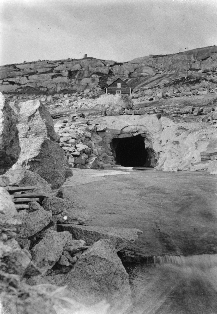 Lukehus og munningen av ein tappetunnel ved Øvre Bersåvatn.