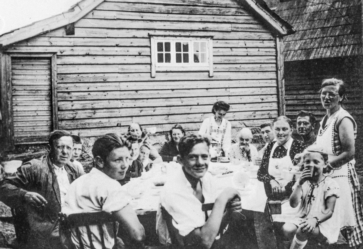 Evakuert arbeidarfamilie feirer konfirmasjon på Sandven sommaren 1940