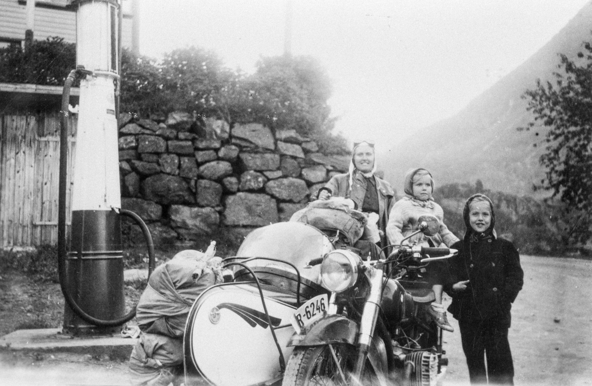Familie på ferietur med motorsykkel med sidevogn.