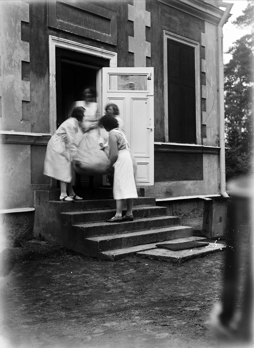 "Göksboflickorna hyvar med säcken på kökstrappan", Göksbo, Altuna socken, Uppland 1931