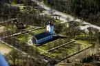 Flygfoto över Nya Hjälmseryds kyrka i Sävsjö kommun.