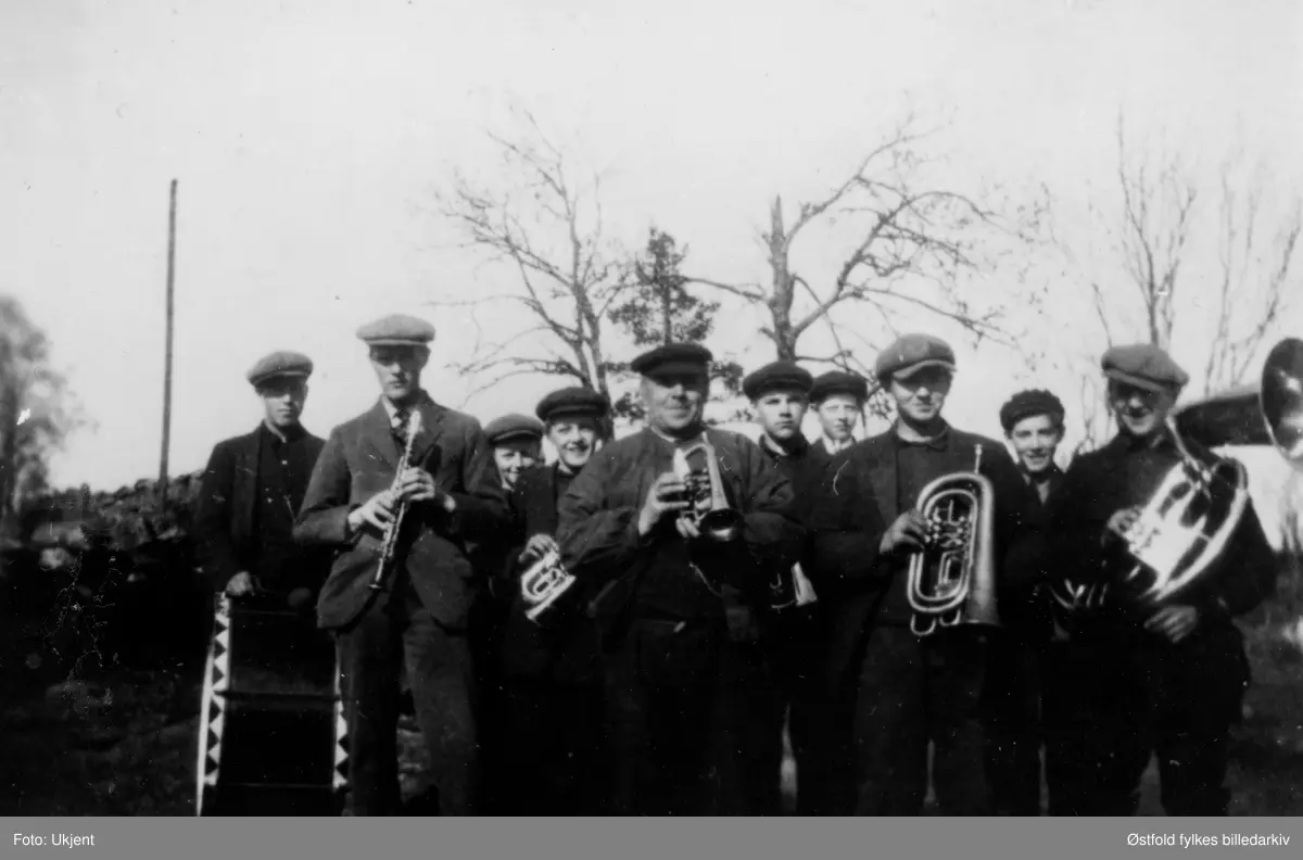 Bergerud-musikken, Varteig ca. 1924. 
Fra venstre: Johan Kultorp, Hilmar Belsby, Emil Bergerud, Arve Bergerud, Ole Bergerud, Peder Bergerud, Alf Sælid, Ivar Bergerud, Ole Olsen Belsby, Einar Bergerud.
