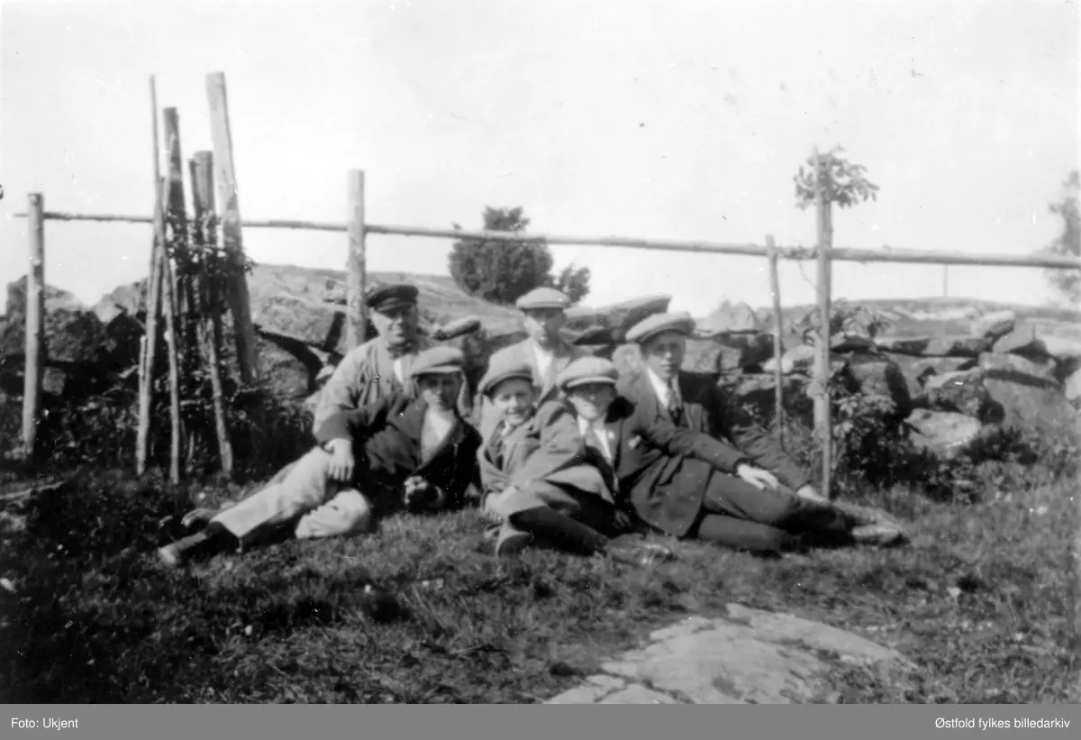 Gruppebilde av tøffe karer med sixpence!!! Bergerud østre 8/1 i Varteig ca.1920-25. Gjerde i bakgrunnen. 
Foran fra venstre: Arve Bergerud, Emil Bergerud, Hans Basken. Bak fra venstre: Ole J. Bergerud, Ivar Bergerud, Johan Kultorp F. 1910. Bildet er tatt i forbindelse med en musikkøvelse, familieorkesteret øvde i bryggerhuset.