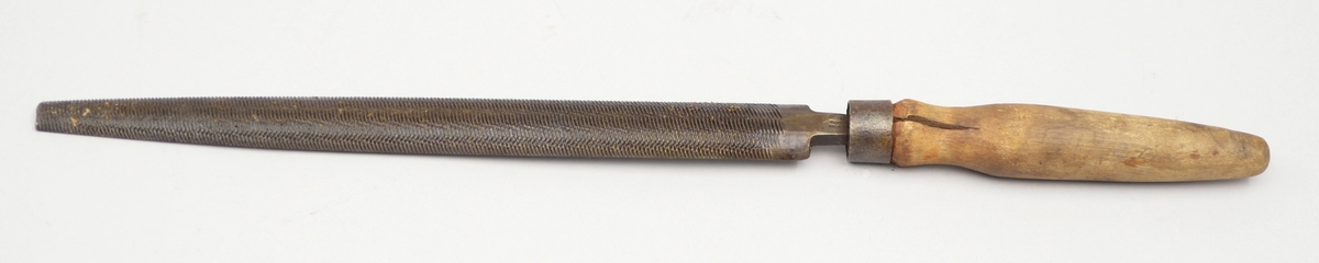 Form: Halvrund

Flatsida har "dobbeltsidige" riller. Dette tyder at fila har skråstilla riller frå to sider som kryssar kvarandre.

Den andre sida (runda) har riller med ein form for  "fiskebeinsmønster".