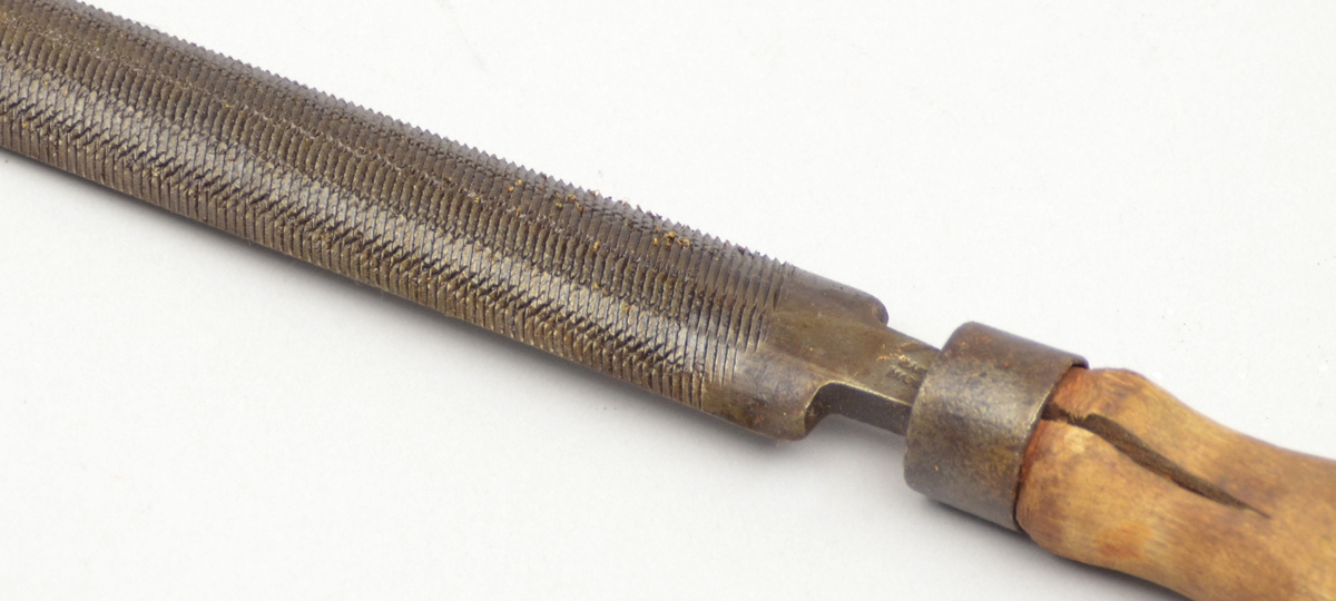 Form: Halvrund

Flatsida har "dobbeltsidige" riller. Dette tyder at fila har skråstilla riller frå to sider som kryssar kvarandre.

Den andre sida (runda) har riller med ein form for  "fiskebeinsmønster".