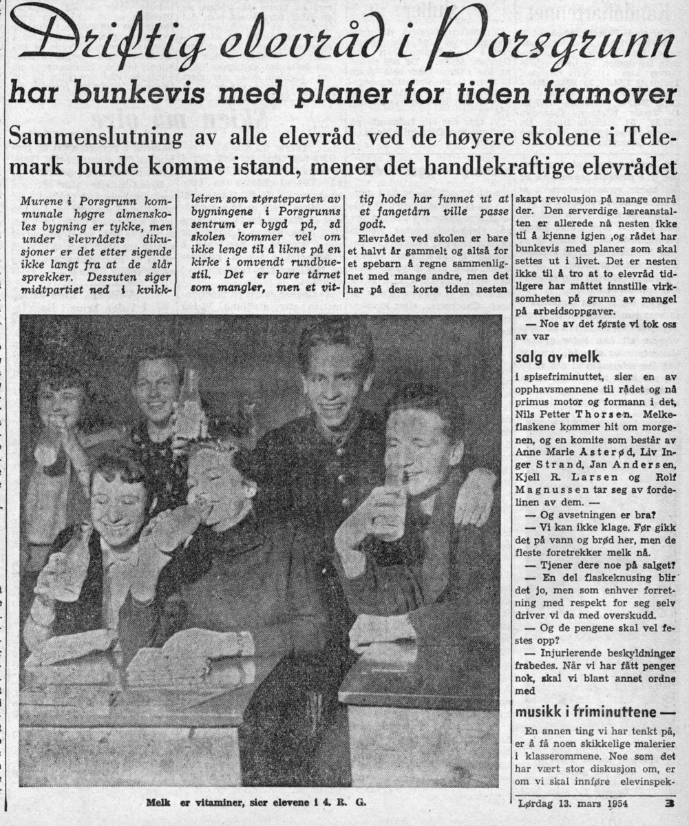 Vardens arkiv. "Melkedrikking på Porsgrunn høyre skole (Elevrådsform)"  11.03.1954
Elevrådet:
Anne Mari Åsterød, Liv Inger Strand, Nils Petter Thorsen, Jan Andersen, Kjell R. Larsen, Rolf  Magnussen.
