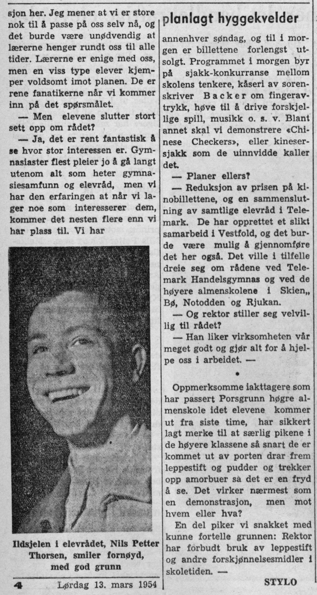 Vardens arkiv. "Melkedrikking på Porsgrunn høyre skole (Elevrådsform)"  11.03.1954
Elevrådet:
Anne Mari Åsterød, Liv Inger Strand, Nils Petter Thorsen, Jan Andersen, Kjell R. Larsen, Rolf  Magnussen.