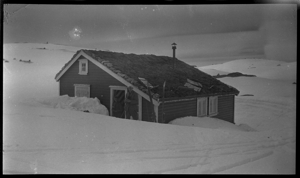 En gjeng unge menn på fjelltur i Dyraheio og rundt Blåsjø i Suldal, pinsen 1927. Det er mye snø på fjellet. Det er bilder fra nakenbading i snøen, henting av vann fra snødekt elv, opplevelser fra skiturer og hytter på fjellet.