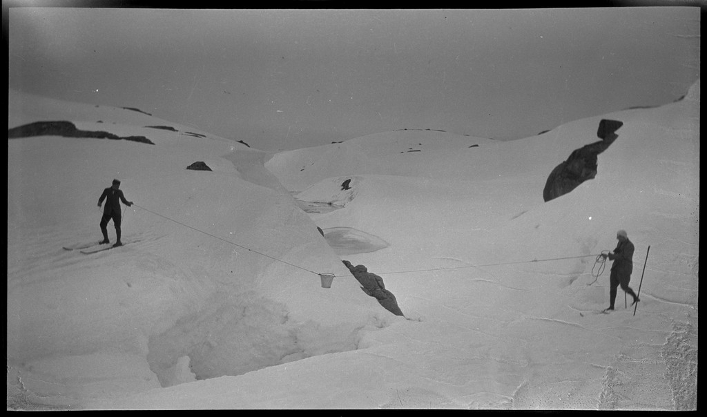 En gjeng unge menn på fjelltur i Dyraheio og rundt Blåsjø i Suldal, pinsen 1927. Det er mye snø på fjellet. Det er bilder fra nakenbading i snøen, henting av vann fra snødekt elv, opplevelser fra skiturer og hytter på fjellet.