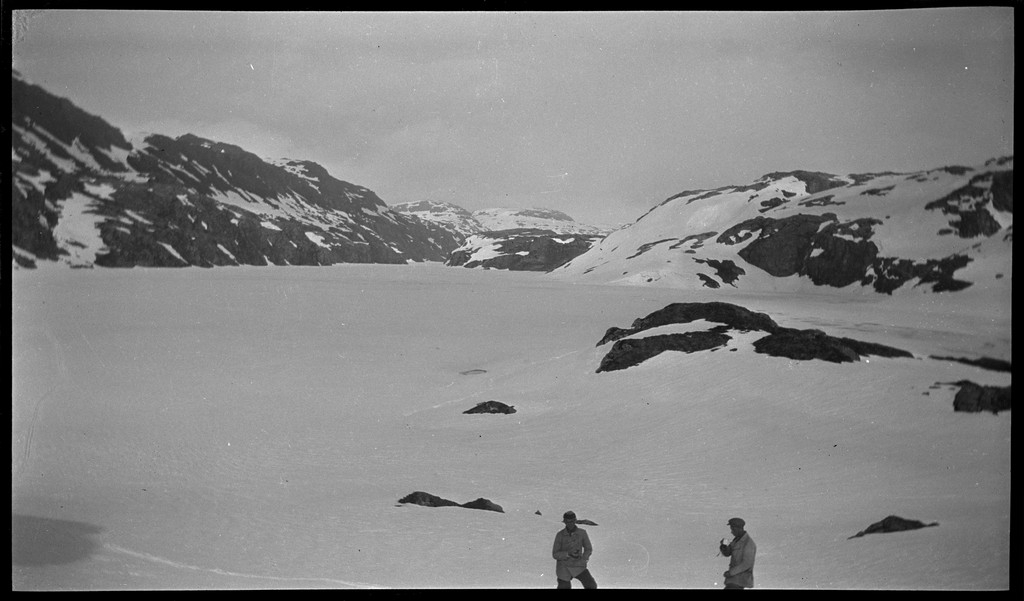 En gjeng unge menn på fjelltur i Dyraheio og rundt Blåsjø i Suldal, pinsen 1927. Det er mye snø på fjellet. Det er bilder fra nakenbading i snøen, henting av vann fra snødekt elv, opplevelser fra skiturer og hytter på fjellet.