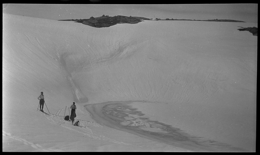 En gjeng unge menn på fjelltur i Dyraheio og rundt Blåsjø i Suldal, pinsen 1927. Det er mye snø på fjellet. Det er bilder fra nakenbading i snøen, henting av vann fra snødekt elv, opplevelser fra skiturer og hytter på fjellet.