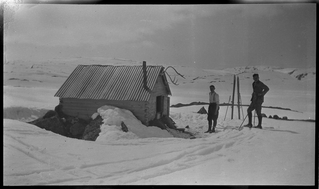 En gjeng unge menn på fjelltur i Dyraheio og rundt Blåsjø i Suldal, pinsen 1927. Det er mye snø på fjellet. Det er bilder fra nakenbading i snøen, henting av vann fra snødekt elv, opplevelser fra skiturer og hytter på fjellet.