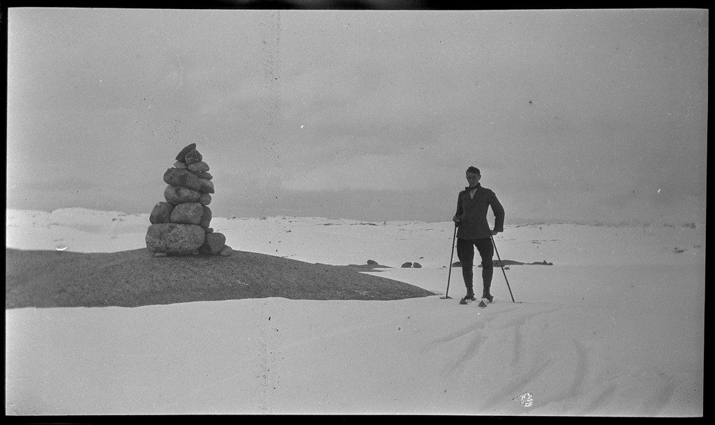 En gjeng unge menn på fjelltur i Dyraheio og rundt Blåsjø i Suldal, pinsen 1927. Det er mye snø på fjellet. Det er bilder fra nakenbading i snøen, henting av vann fra snødekt elv, opplevelser fra skiturer og hytter på fjellet.