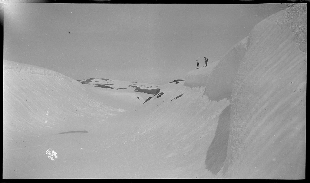 En gjeng unge menn på fjelltur i Dyraheio og rundt Blåsjø i Suldal, pinsen 1927. Det er mye snø på fjellet. Det er bilder fra nakenbading i snøen, henting av vann fra snødekt elv, opplevelser fra skiturer og hytter på fjellet.