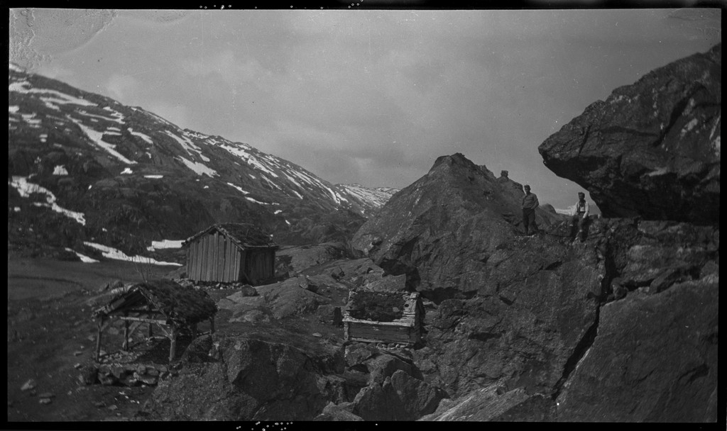 En gjeng unge menn på fjelltur i Dyraheio og rundt Blåsjø i Suldal, pinsen 1927. Det er mye snø på fjellet. Det er bilder fra nakenbading i snøen, henting av vann fra snødekt elv, opplevelser fra skiturer og hytter på fjellet.