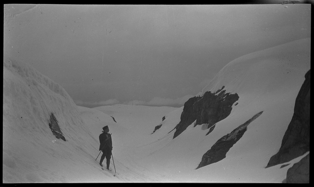 En gjeng unge menn på fjelltur i Dyraheio og rundt Blåsjø i Suldal, pinsen 1927. Det er mye snø på fjellet. Det er bilder fra nakenbading i snøen, henting av vann fra snødekt elv, opplevelser fra skiturer og hytter på fjellet.