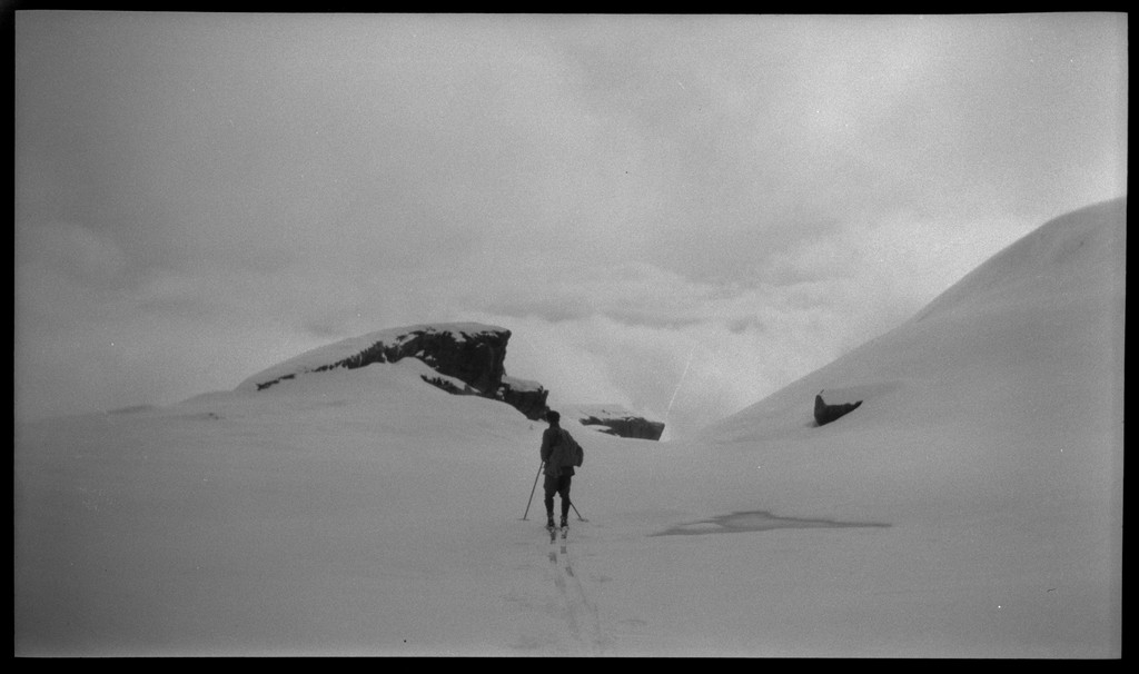 Sverre Idsøe på skitur fra Fjellberg til Napen i Suldal.