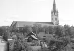 Vy mot Linköpings domkyrka 1939. Bilden tagen från Östergötlands museum som vid tiden snart står färdig. Närmast ses odlingar i sydöstra hörnet av vad som senare kommer att kallas Museiparken. Odlingarna och bebyggelsen kommer inom kort att försvinna. Mellan området och kyrkan skymtar domprostgården till vänster och biskopsgården till höger i bild.