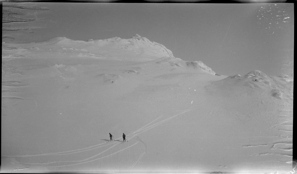 En gjeng unge menn på skitur i Suldal. Det er bilder fra Snønuten, turisthytta i Stranddalen og guttene på tur i fjellheimen.