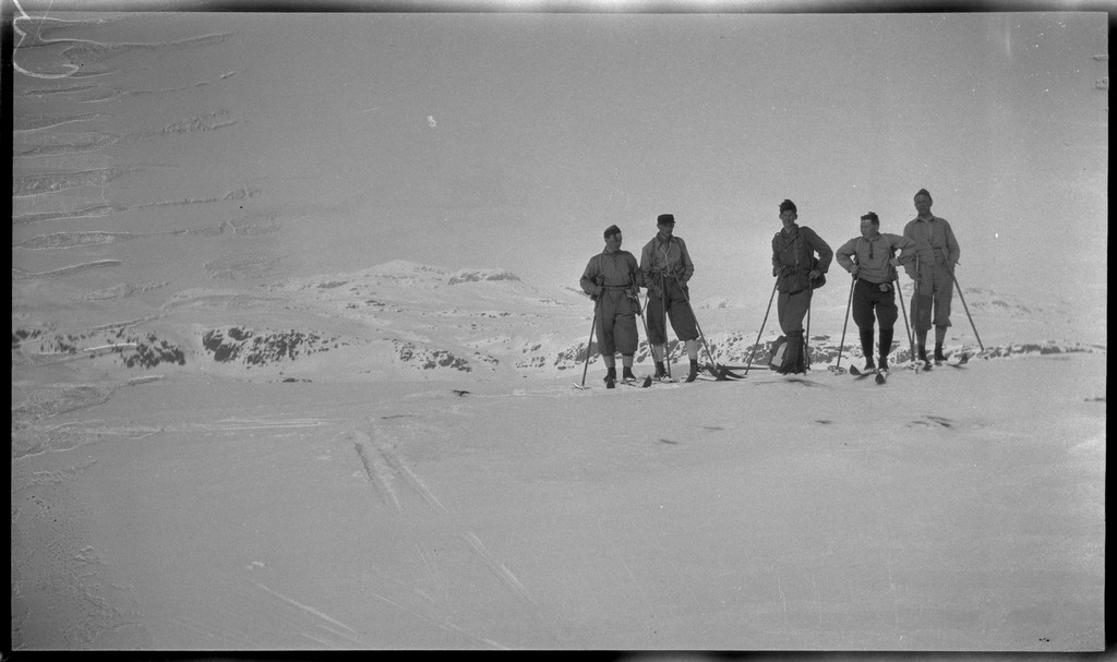 En gjeng unge menn på skitur i Suldal. Det er bilder fra Snønuten, turisthytta i Stranddalen og guttene på tur i fjellheimen.