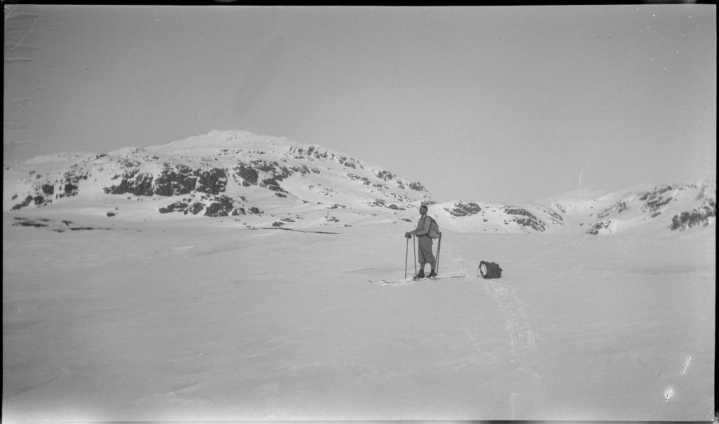 En gjeng unge menn på skitur i Suldal. Det er bilder fra Snønuten, turisthytta i Stranddalen og guttene på tur i fjellheimen.