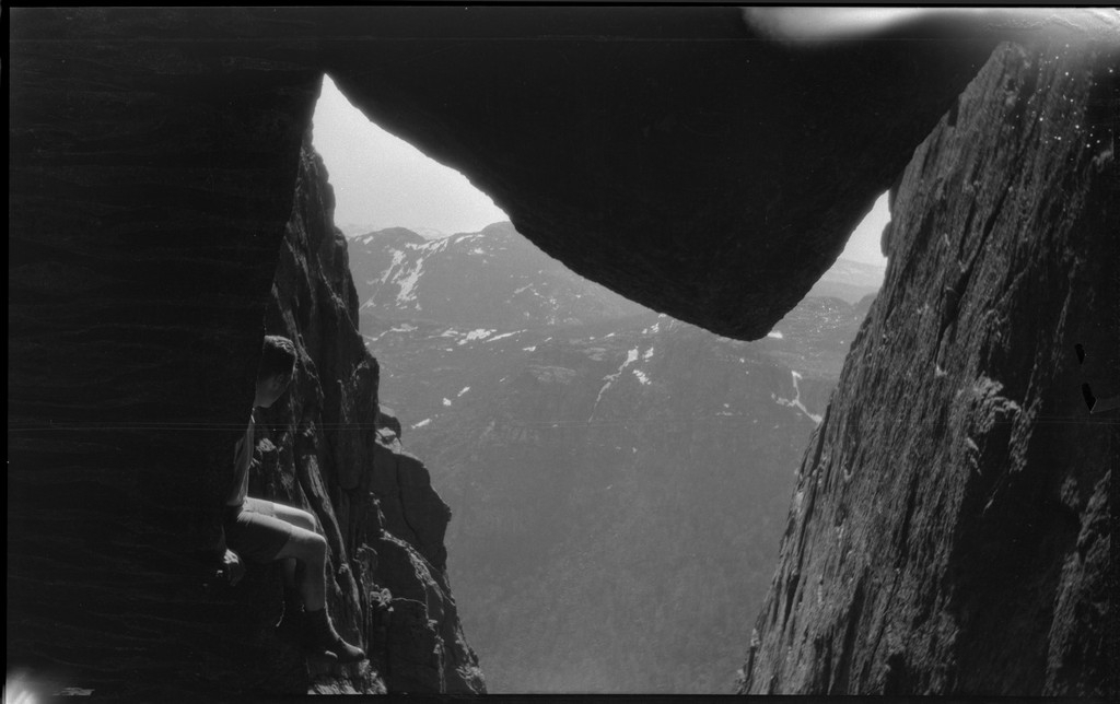 Småsildalen og fjellene rundt. Det første bildet viser Lindtner oppå en stein som sitter fast i en sprekk i Småsilkomplekset