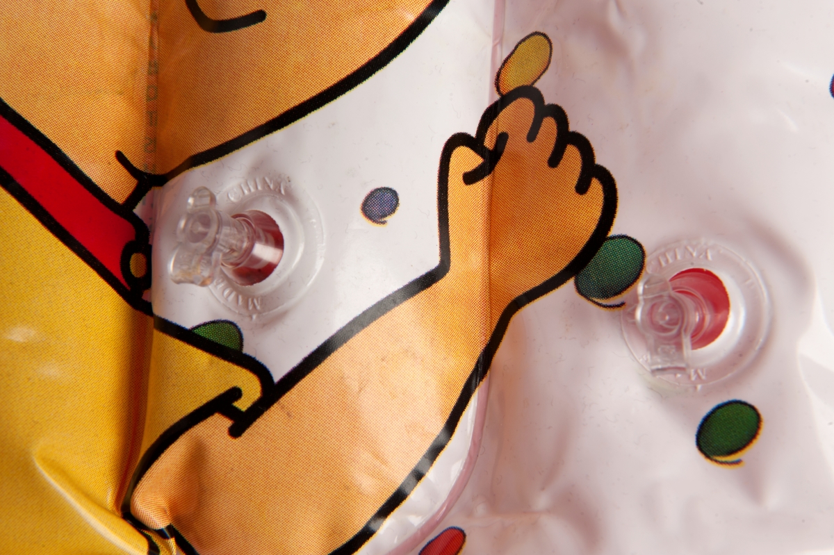 Liten badleksak i form av en flytväst. Använd vid flykt mellan Turkiet och Grekland 2015.