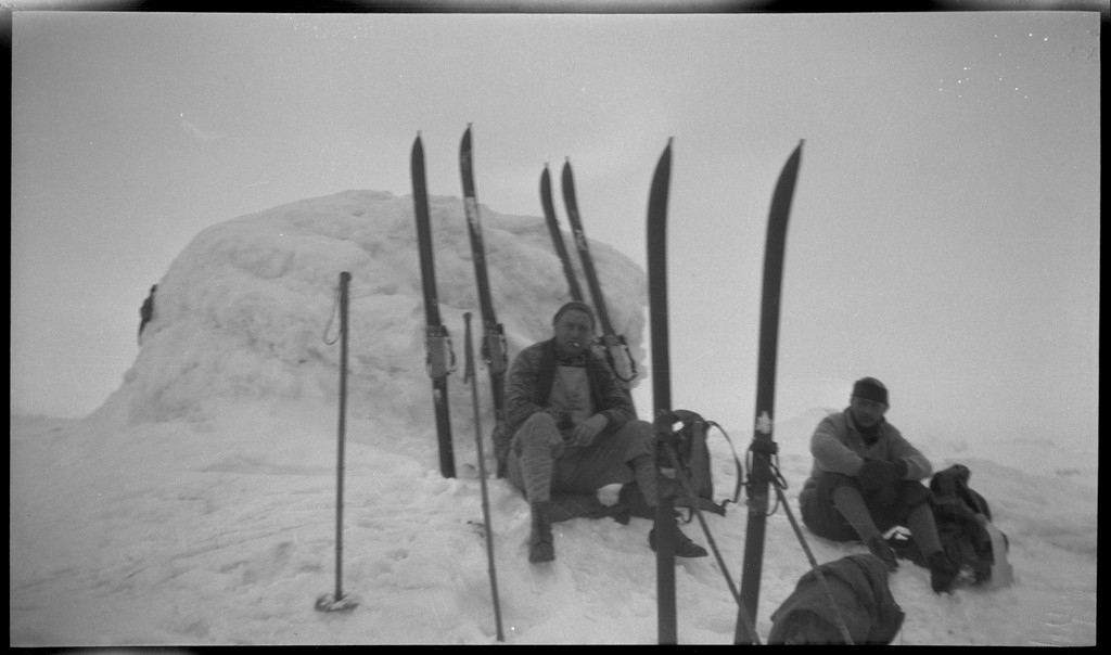 En gjeng unge menn på skitur i Suldal. Det er bilder fra Snønuten, turisthytta i Stranddalen og guttene på tur i fjellheimen.