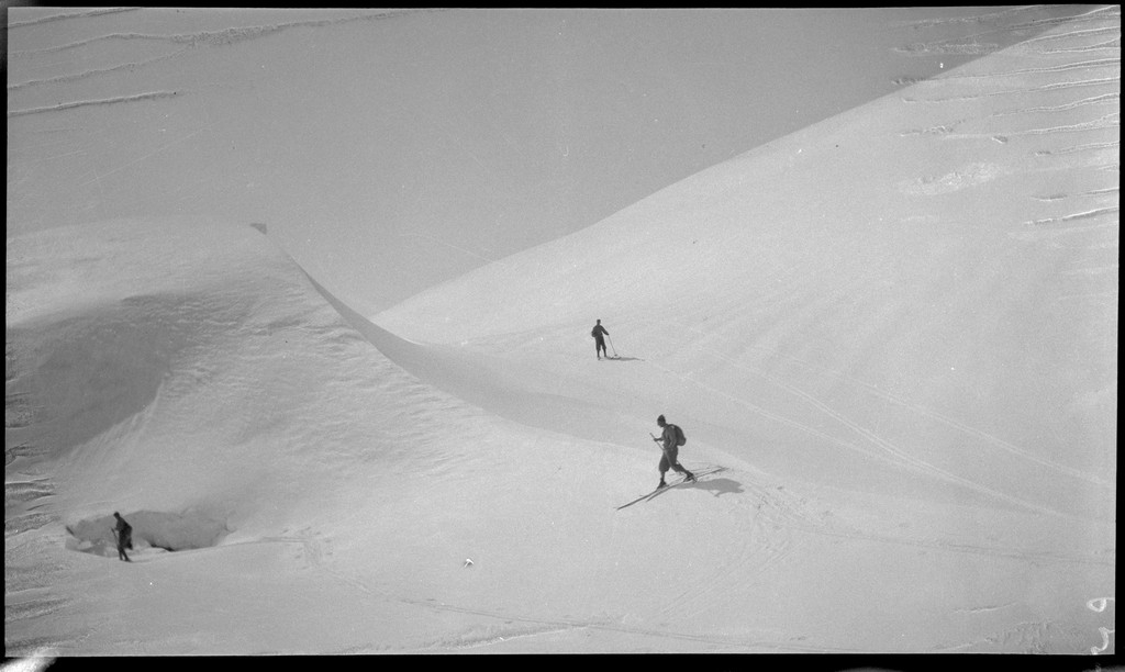 En gjeng unge menn på skitur i Suldal. Det er bilder fra Snønuten, turisthytta i Stranddalen og guttene på tur i fjellheimen.