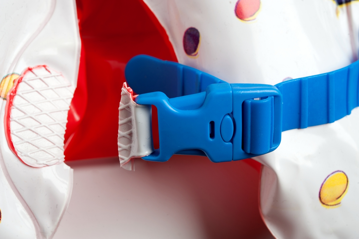 Liten badleksak i form av en flytväst. Använd vid flykt mellan Turkiet och Grekland 2015.