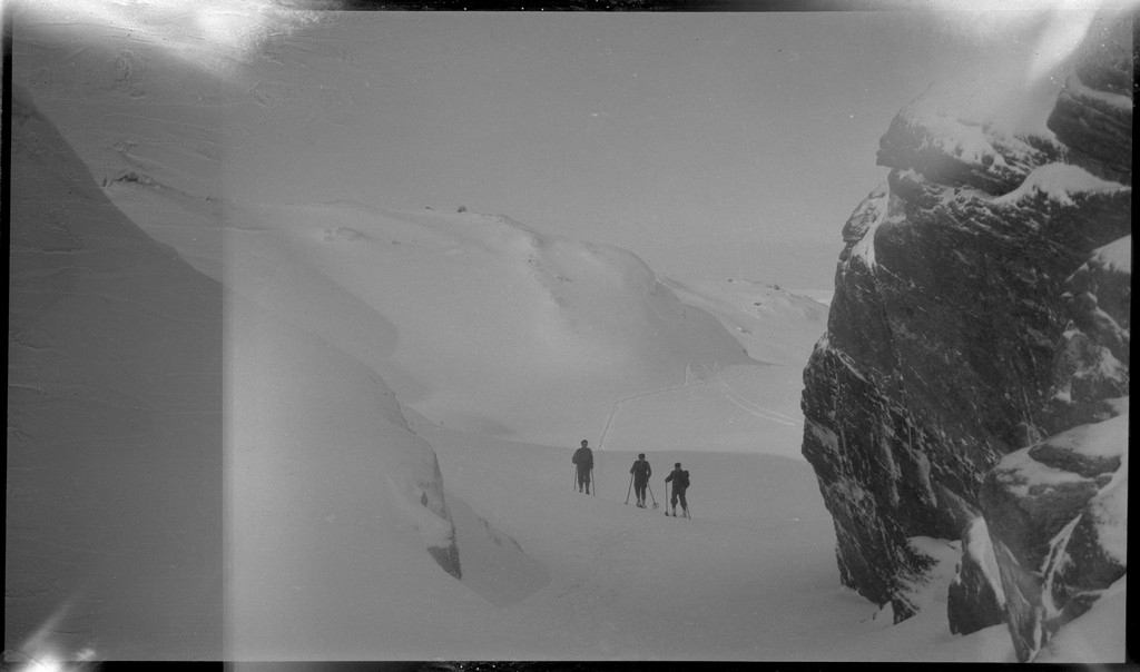 En gjeng unge menn på skitur i fjellene innenfor Madland i Gjesdal.
