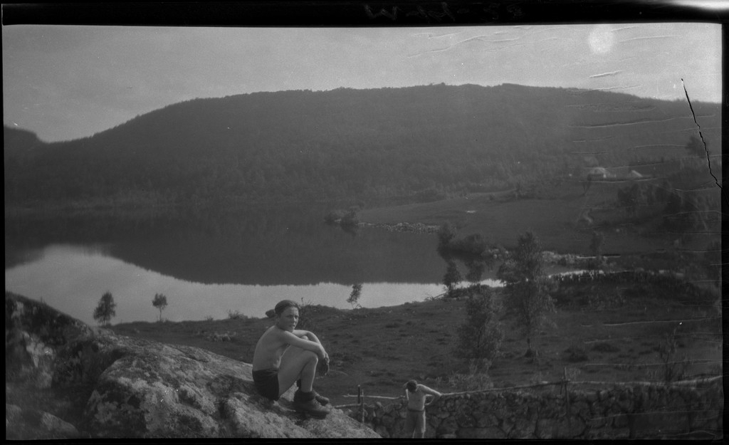 Lindtner, Per Årseth, Ådne Skretting og fotografen Finn Johannessen på tur til Bårebergnibbå øst for Hjelmeland i Ryfylke.