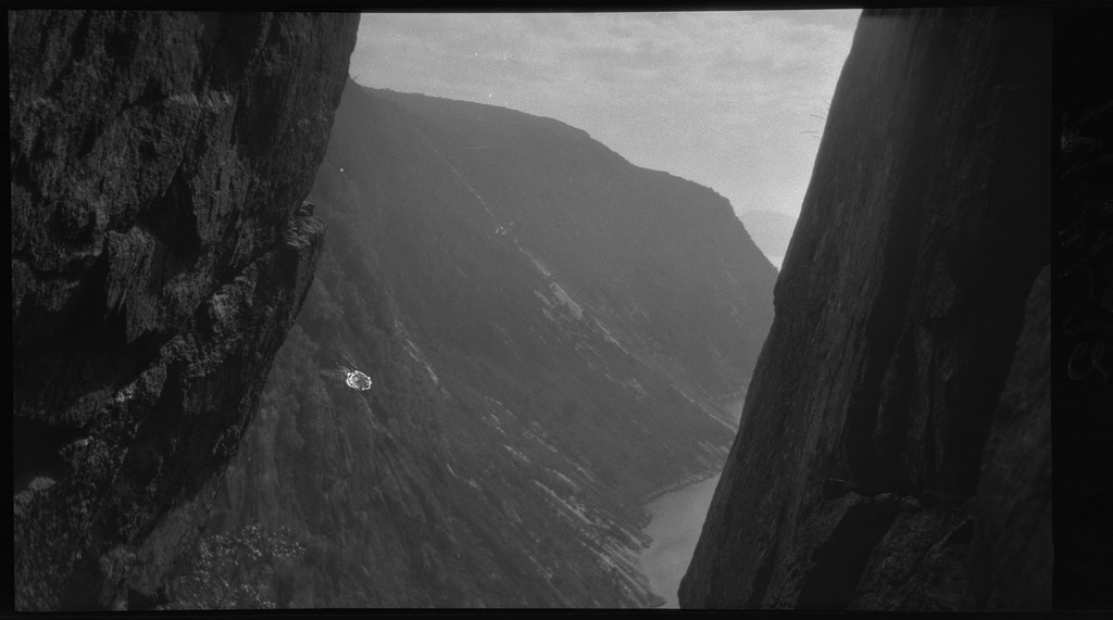 Lindtner, Per Årseth, Ådne Skretting og fotografen Finn Johannessen på tur til Bårebergnibbå øst for Hjelmeland i Ryfylke.