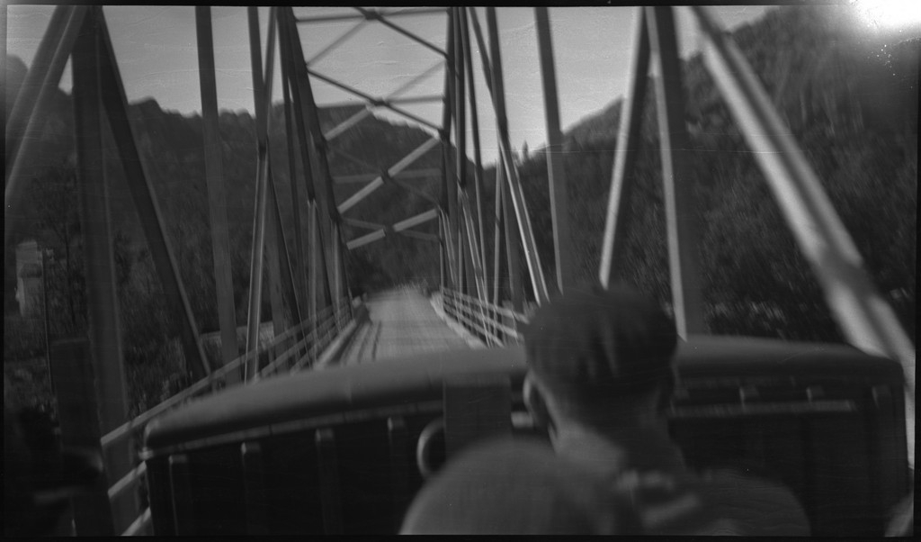 Biltur til Kvinesdal. Det er bilder tatt fra bilen fremover på veien og utover landskapet. Det er også bilder fra et tettsted ved en fjord. På bilde nr. 8 står det et hus med påskriften "HANSEN" på den andre siden av ei bru. På bilde nr. 17 sitter antageligvis Harald Bergsaker og Arne Johannessen på en stein i ei stri elv. Det er også flere bilder av en gruppe mennesker med en åpen buss. På bilde nr. 14 er L. A. B. Ådnesen til venstre.