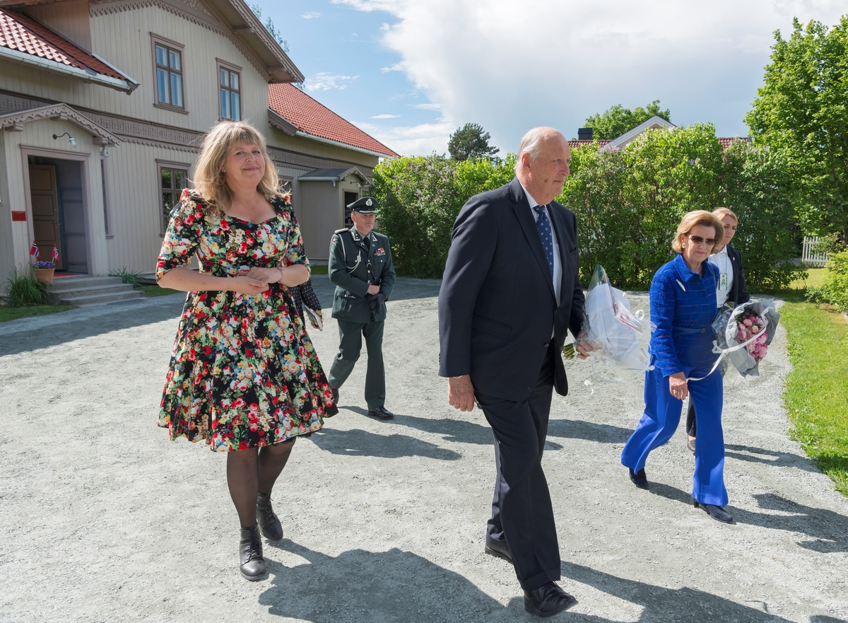 Deres Majesteter Kongen og Dronningen gjennomførte i perioden 11. til 14. juni 2017  en jubileumsreise med besøk til fylkene Hedmark og Oppland. Kongen og Dronningen avsluttet sin 80-års jubileumsreise i Innlandet med å besøke Kvinnemuseet og Kongsvinger. Bildet er tatt etter omvisning på Kvinnemuseet. Avdelisngsdirektør Mona Pedersen følger Kong Harald og Dronning Sonja ut fra museet. Kongsvinger Museum. Kongebesøk.