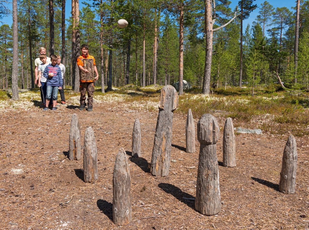 Bilder fra Blokkodden Villmarksmuseum ved Drevsjøen i Engerdal, Hedmark.  Gutter spiller på kilebanen. Leik. Skoleelever fra Engerdal barneskole og Sømodalen barneskole.