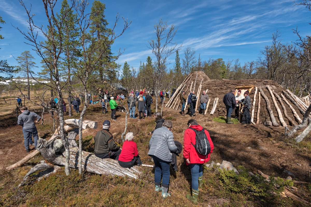 Åpning av Daniel Mortensons vinterboplass ved Kjerran på Valdalsfjellet i Engerdal, Hedmark 2/6 2017. Gamme reist i forbindelse med markeringen av 100-års jubileet for samenes første landsmøte, og åpningen inngikk i jubileumsfeiringen på Elgå 2.-4. juni 2017. Daniel Mortenson (1860-1924). Tråante 2017. Til åpningen kom over 200 personer. Boplassen består av en vintergamme med kåva og et bur i tømmer. Samisk kultur og historie.