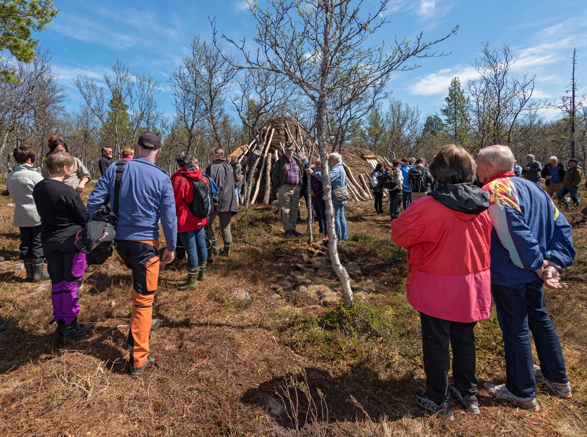 Åpning av Daniel Mortensons vinterboplass ved Kjerran på Valdalsfjellet i Engerdal, Hedmark 2/6 2017. Gamme reist i forbindelse med markeringen av 100-års jubileet for samenes første landsmøte, og åpningen inngikk i jubileumsfeiringen på Elgå 2.-4. juni 2017. Daniel Mortenson (1860-1924). Tråante 2017. Til åpningen kom over 200 personer. Boplassen består av en vintergamme med kåva og et bur i tømmer. Samisk kultur og historie.